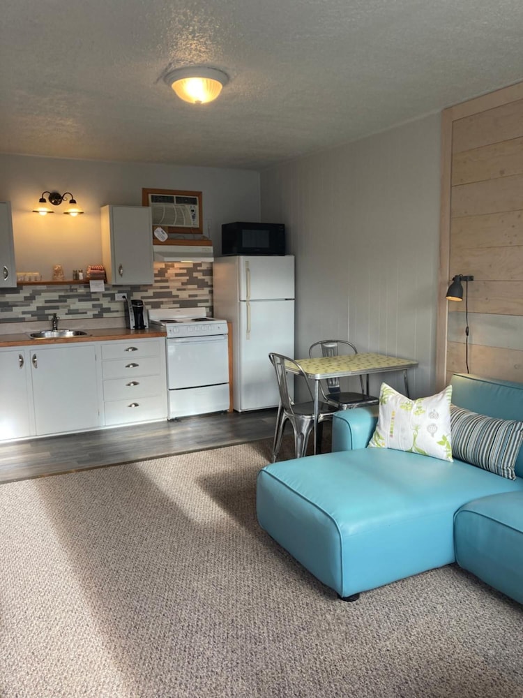 Pinewood Inn - carbon neutral hotel in Golden