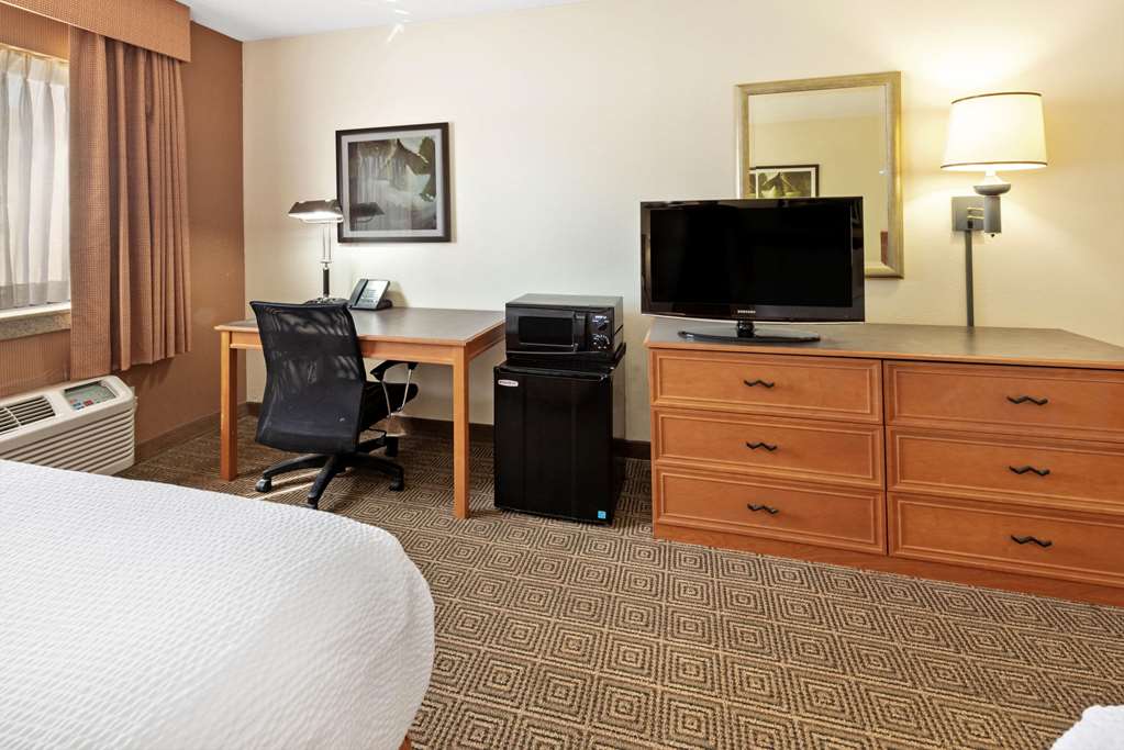 La Quinta Inn & Suites by Wyndham Tampa Brandon West - photo 32