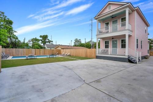 Elegant 4bd with Pool and Off Street Parking — 4-Star Luxury Hotel in New Orleans, United States