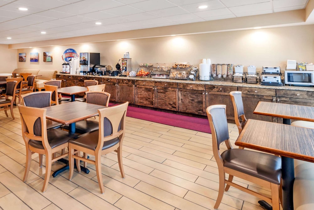 Baymont by Wyndham St. Ignace Lakefront - photo 30