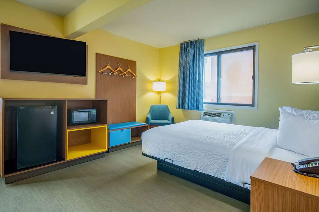 Days Inn & Suites by Wyndham Waterloo - photo 25