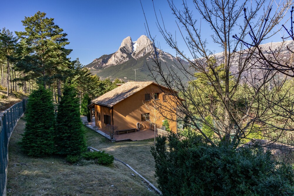 Cal Roig Pedraforca — hotel in Saldes