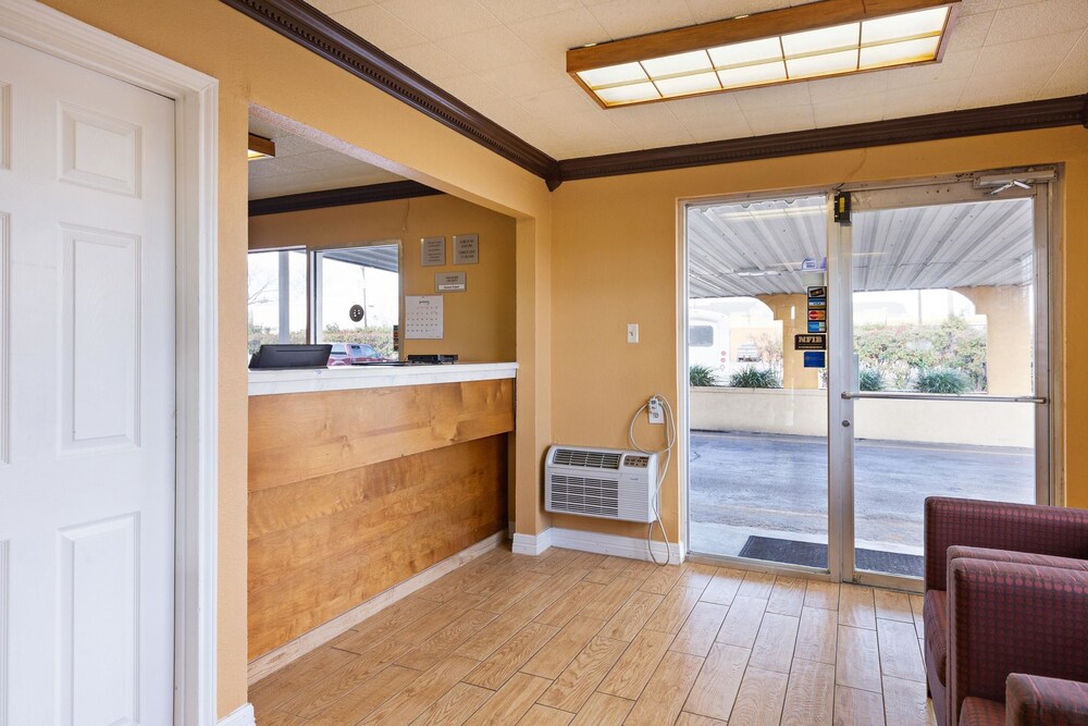 Econo Lodge Waco North I 35 - photo 3