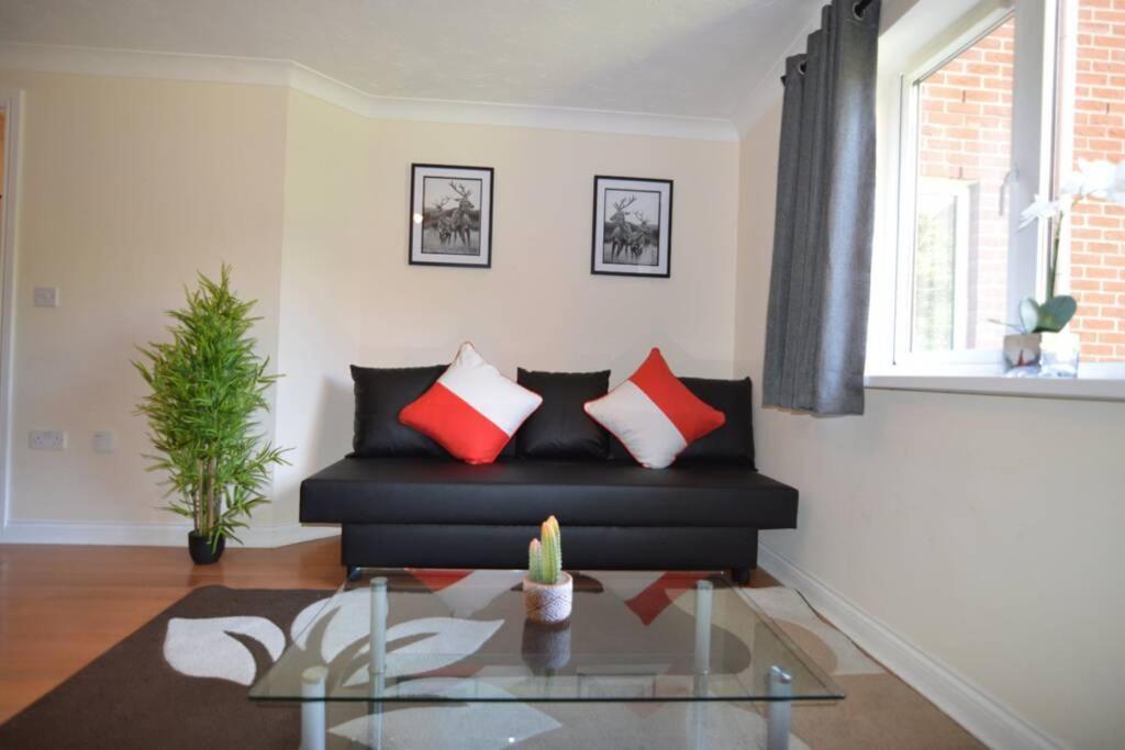 Central 2 Bed 2 Bath Flat with Parking by CozyNest