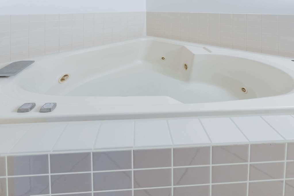 Super 8 by Wyndham Rockford I 90 Casino District - photo 14