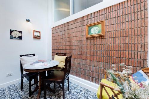 Non Inn The Post Spacious King Room with Sofa Bed and Living Area near Riverside and ICONSIAM — hotel in Bang Rak