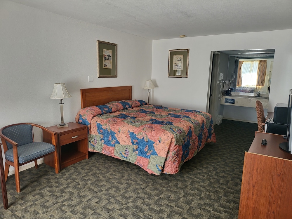 Blue Ribbon Inn and Suites - photo 4