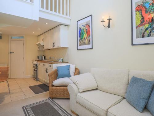 Acorn Lodge Windsor Pass The Keys 19512910 — Wingfield
