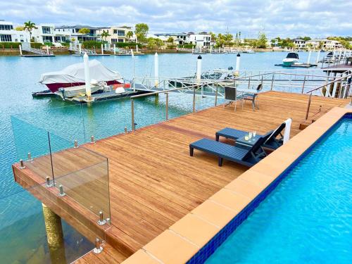 Luxury 4 bedroom waterfront holiday home on the Sunshine Coast — 4-Star Luxury Hotel in Parrearra, Australia