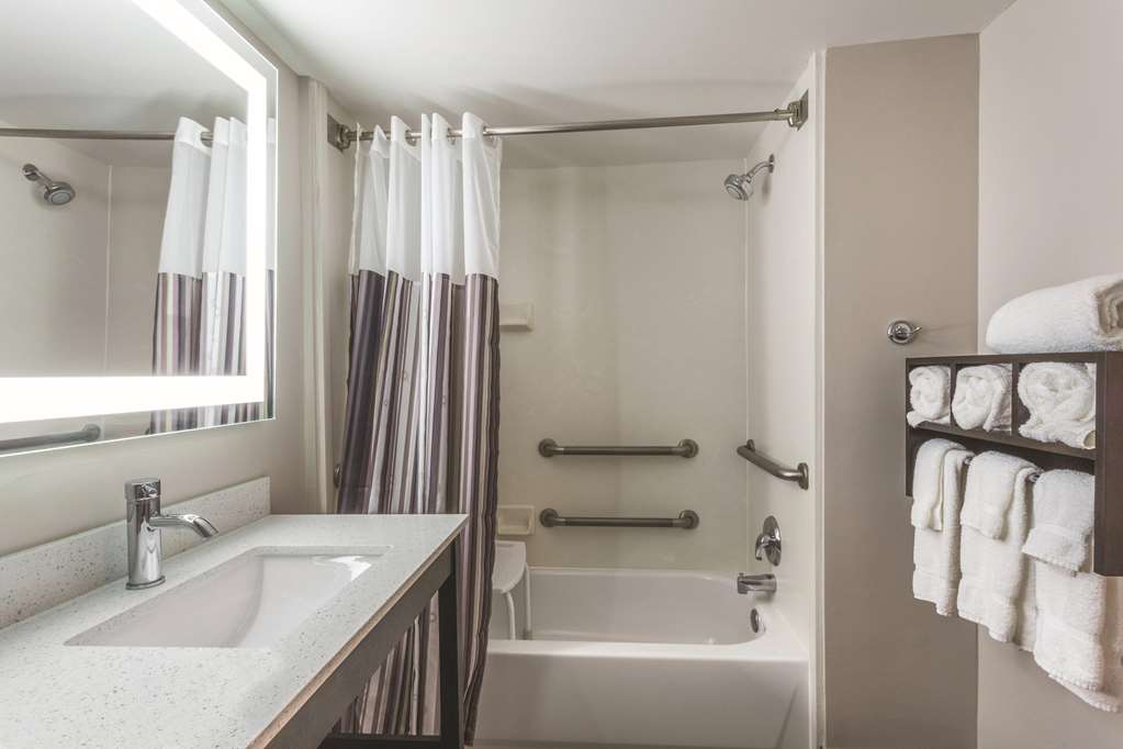 La Quinta Inn & Suites by Wyndham Columbus North - photo 13
