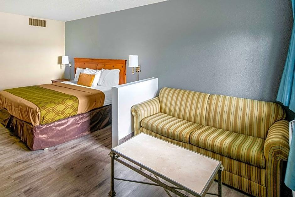 Econo Lodge Inn & Suites Spokane - photo 9