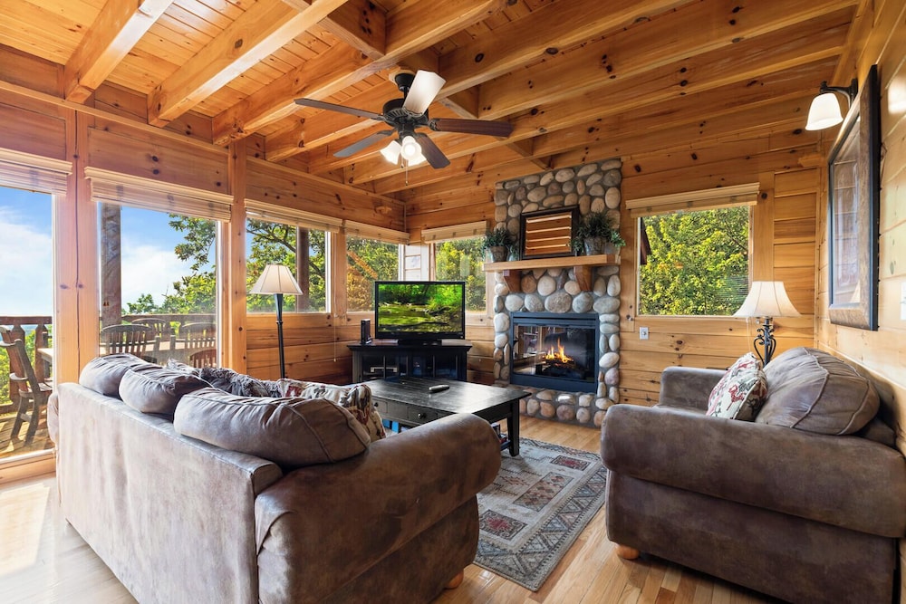 Over the Moon - carbon neutral hotel in Sevierville