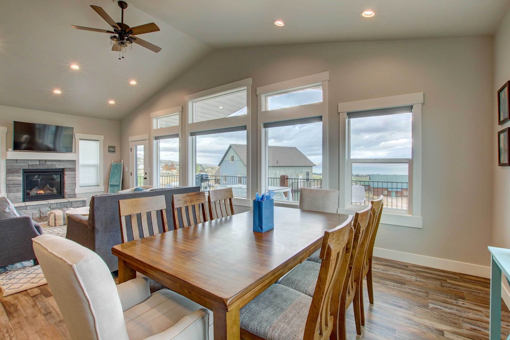 Lake View Escape with Private Beach Resort Access - photo 3