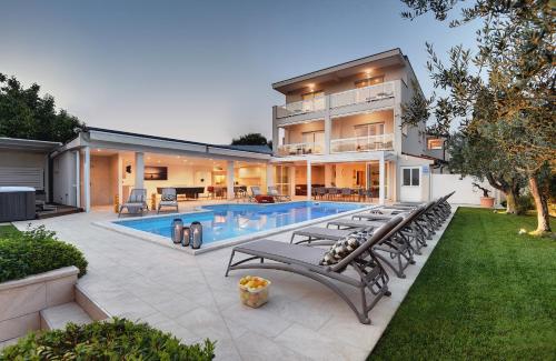 Villa Klen for 15 people near Pula with jacuzzi and children playgorund — 4-Star Luxury Hotel in Pula, Croatia