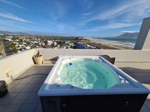 Jacuzzi with 270 views right on beach