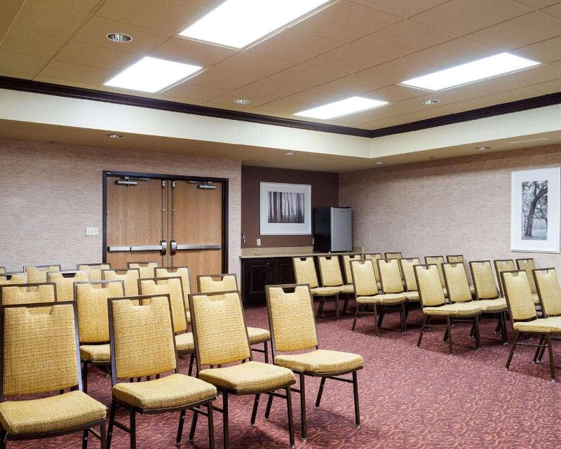 Russell Inn and Suites - photo 28