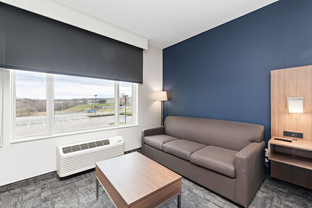 Holiday Inn Exp Parkville - photo 24