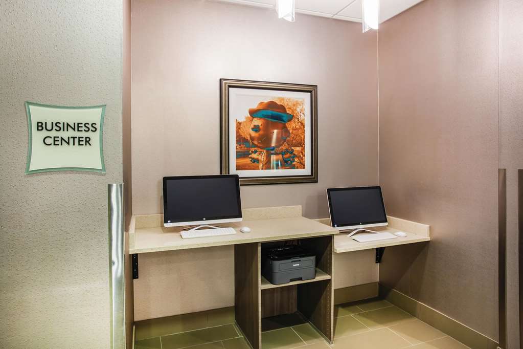 La Quinta Inn & Suites by Wyndham St. Paul Woodbury - photo 35
