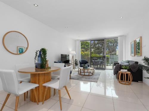 Beachside Haven Modern Townhouse with Pool — 4-Star Luxury Hotel in Casuarina, Australia
