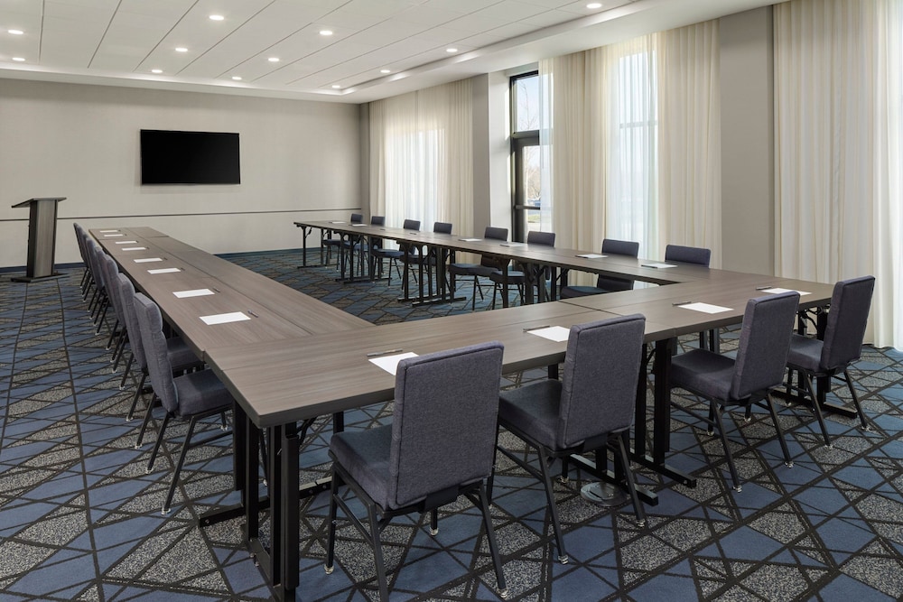 Courtyard by Marriott Bettendorf - photo 18