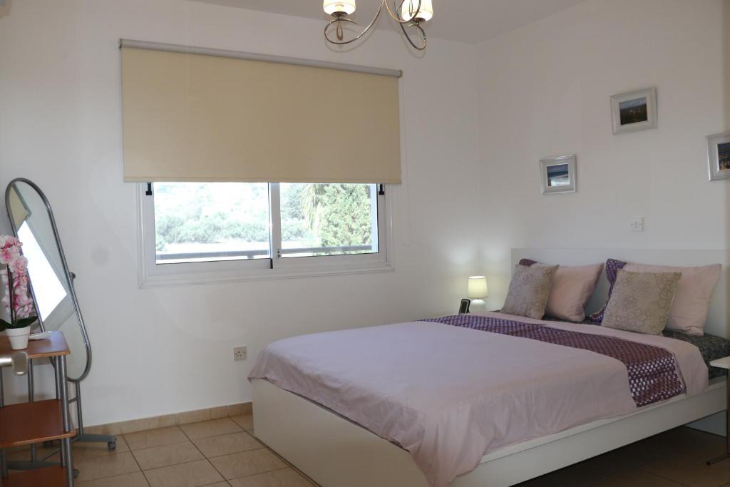 Sunset apartment with pool & 10 mins to Venus beach