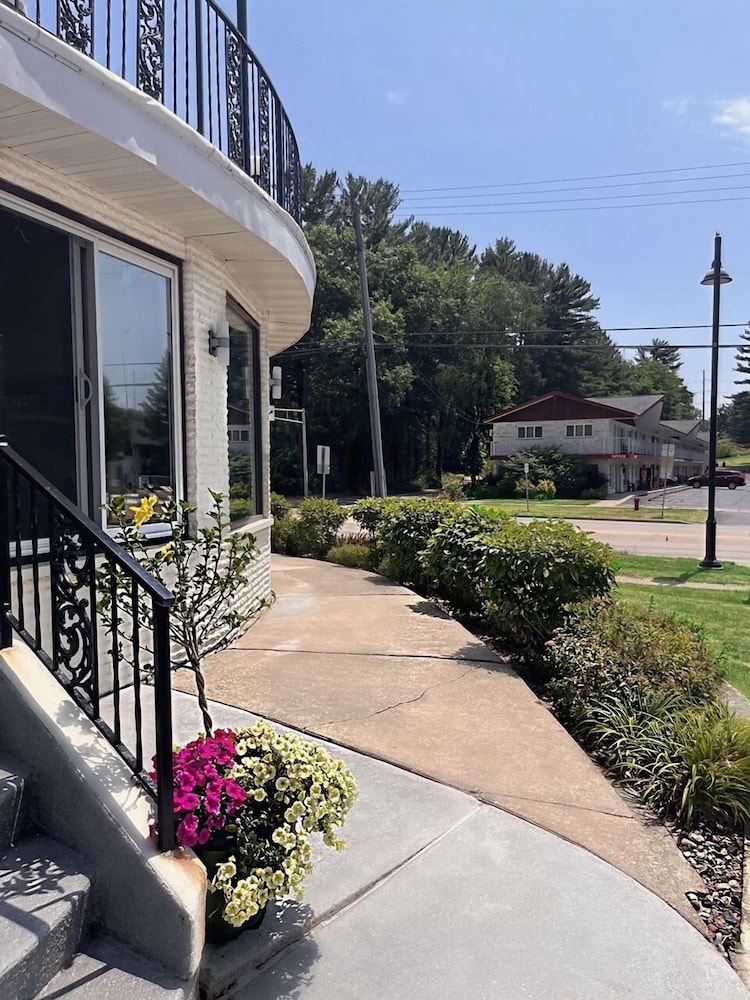 Amber's Inn & Suites - photo 63