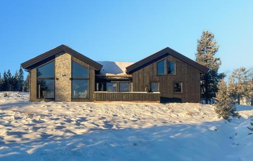 5 Bedroom Stunning Home In Løten — 5-Star Luxury Hotel in Loten, Norway