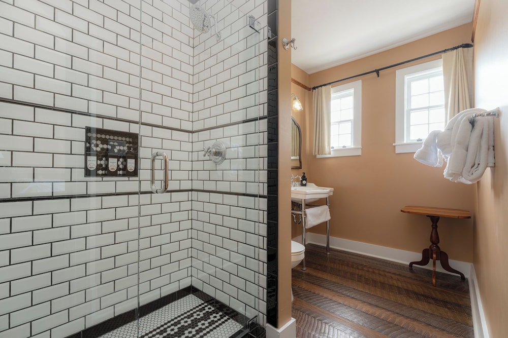 The NuWray Hotel & Carriage House - photo 60