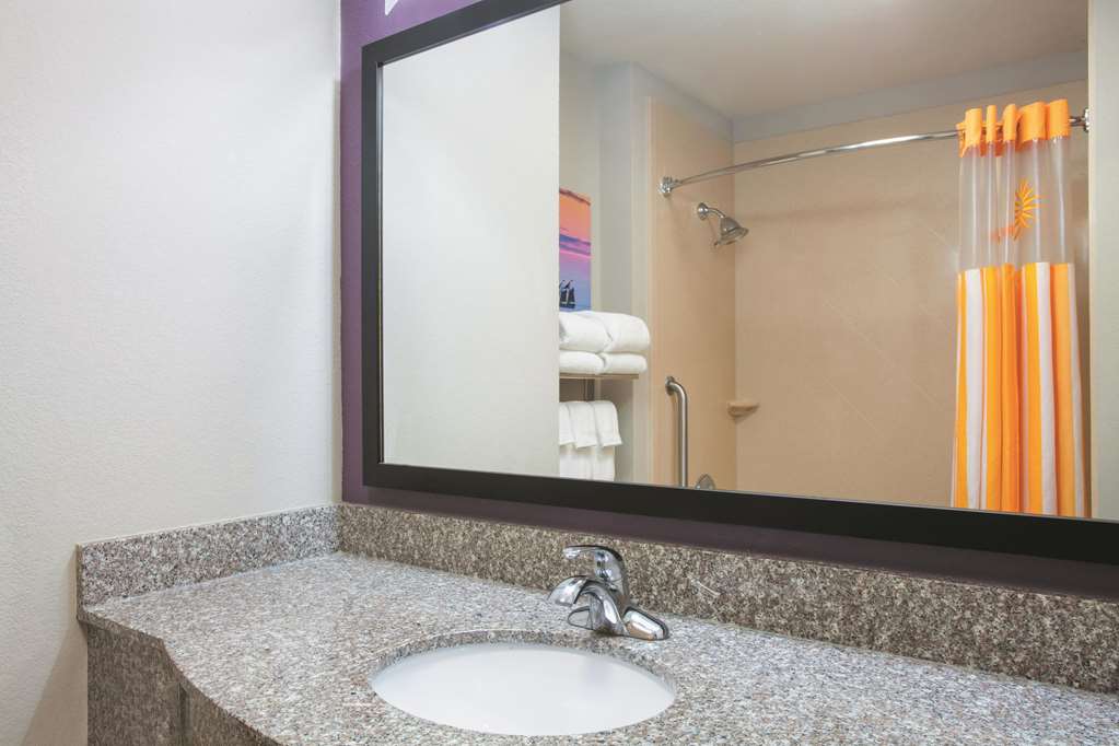 La Quinta Inn & Suites by Wyndham Fort Walton Beach - photo 20
