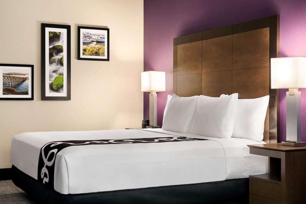 La Quinta Inn & Suites by Wyndham Burlington - photo 14