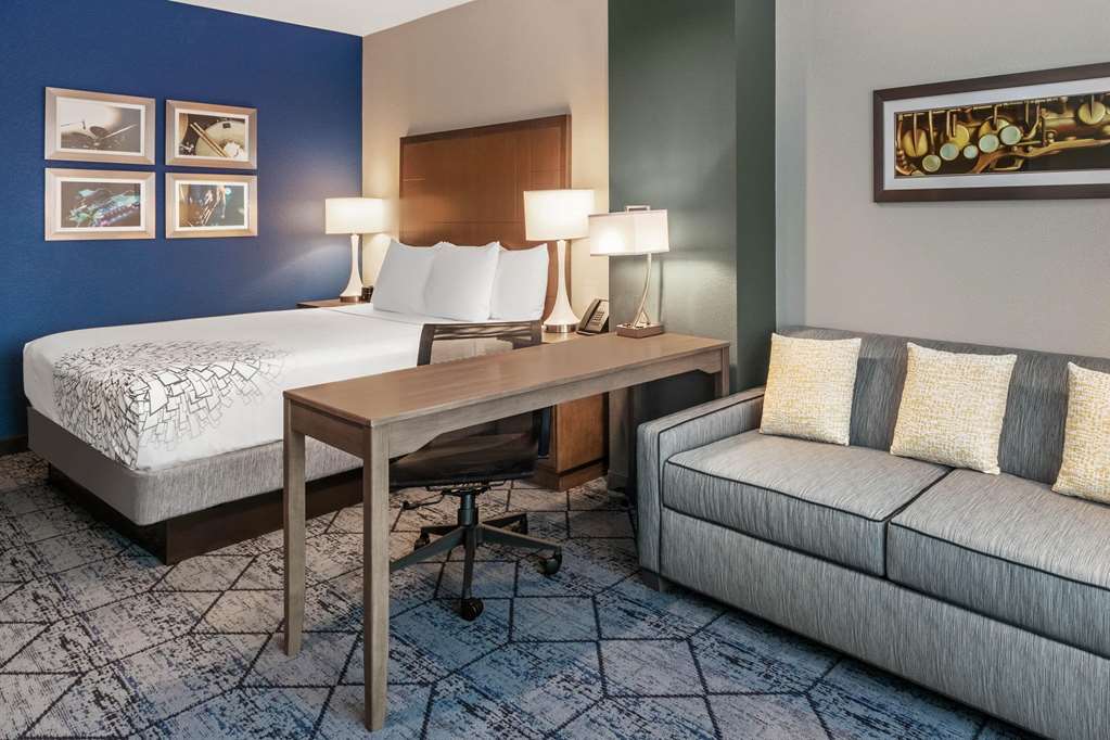 La Quinta Inn & Suites by Wyndham Kansas City Beacon Hill - photo 23