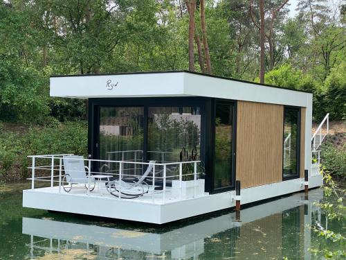 Loo Mare Floating Tiny House All inclusive - carbon neutral hotel in Merselo