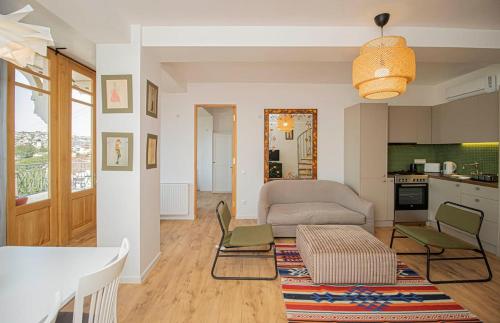 3BR Scenic Terrace Apt in Abanotubani By Wehost