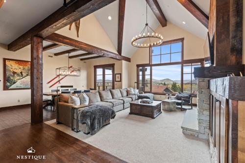 Slopeside Sanctuary at Silver Star Resort Ski In Ski Out Condo Hosted by Nestique in Bridgeport, United States