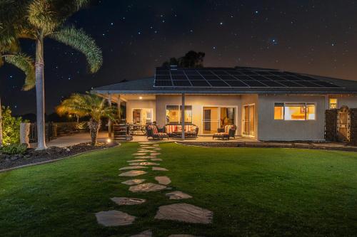 1 Acre Private Resort 4 Bed 3 Bath Cinema Spa — Waikoloa