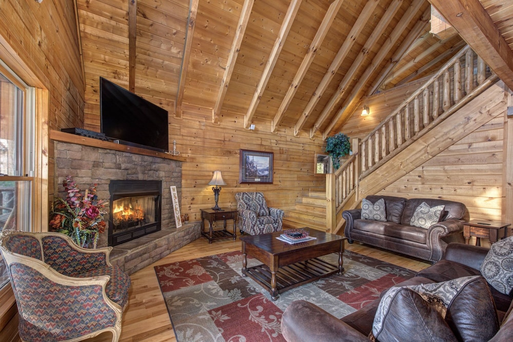 Cozy Log Cabin w Hot Tub & Game Room — 5-Star Luxury Hotel in Sevierville, United States