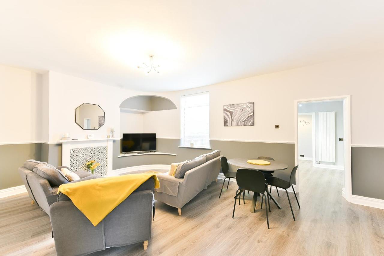 4 Bedroom 2 Bathroom House Free Parking 17296243 — Pontefract