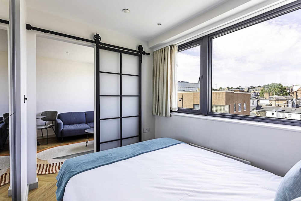 1 bed Apartment: Close to Wimbledon Station — 4-Star Luxury Hotel in London, United Kingdom
