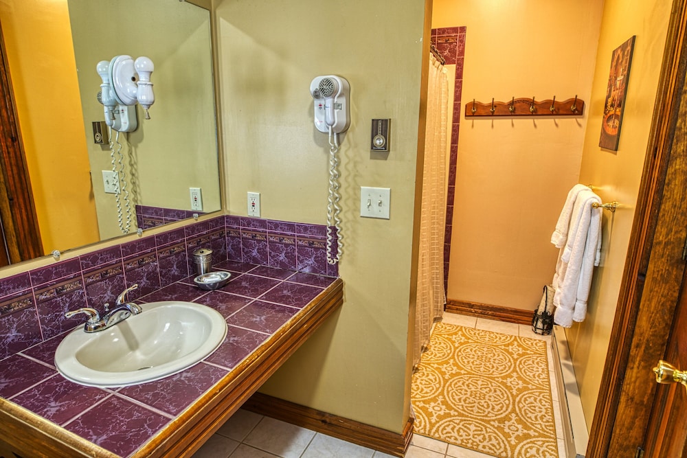 Rockwell Falls Inn and Wine Bar - photo 57