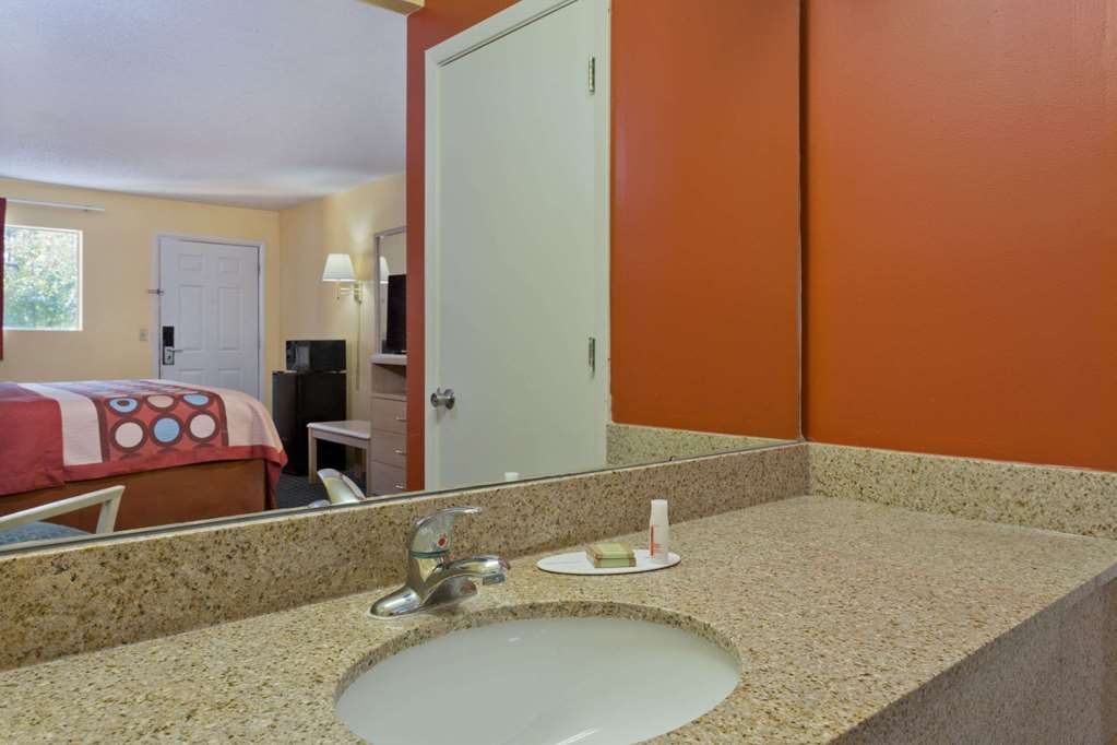 Super 8 by Wyndham Chipley - photo 6