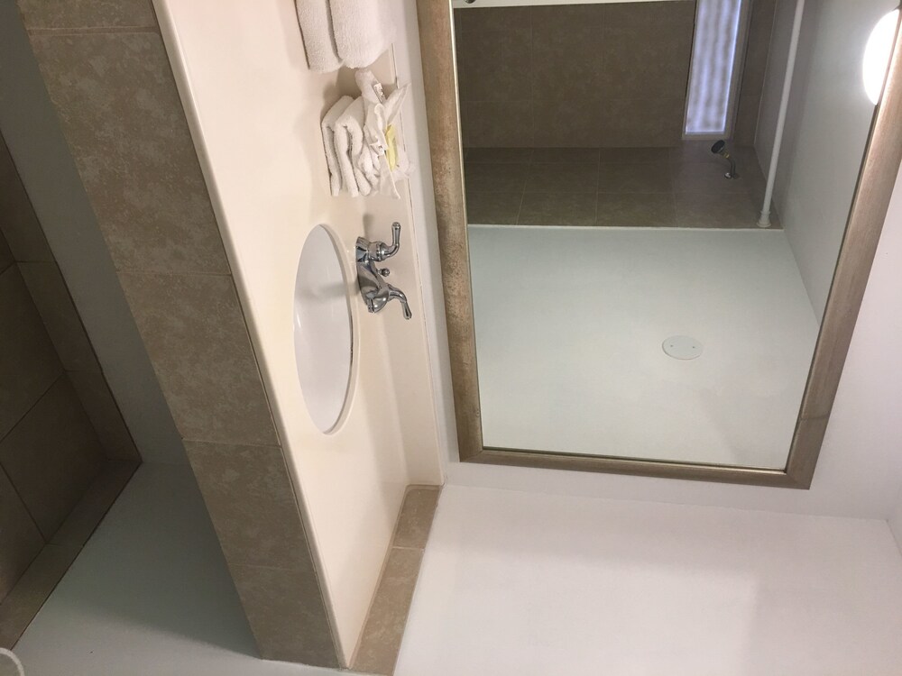 Camelot Waterfront Inn - photo 35