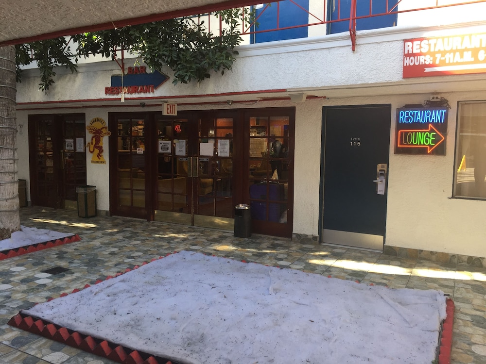 Tradewinds Airport Hotel - photo 38