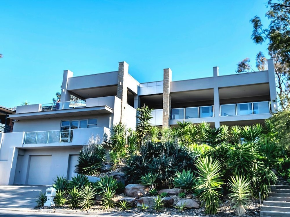 Hollywood Tree House — 4-Star Luxury Hotel in Burnside, Australia