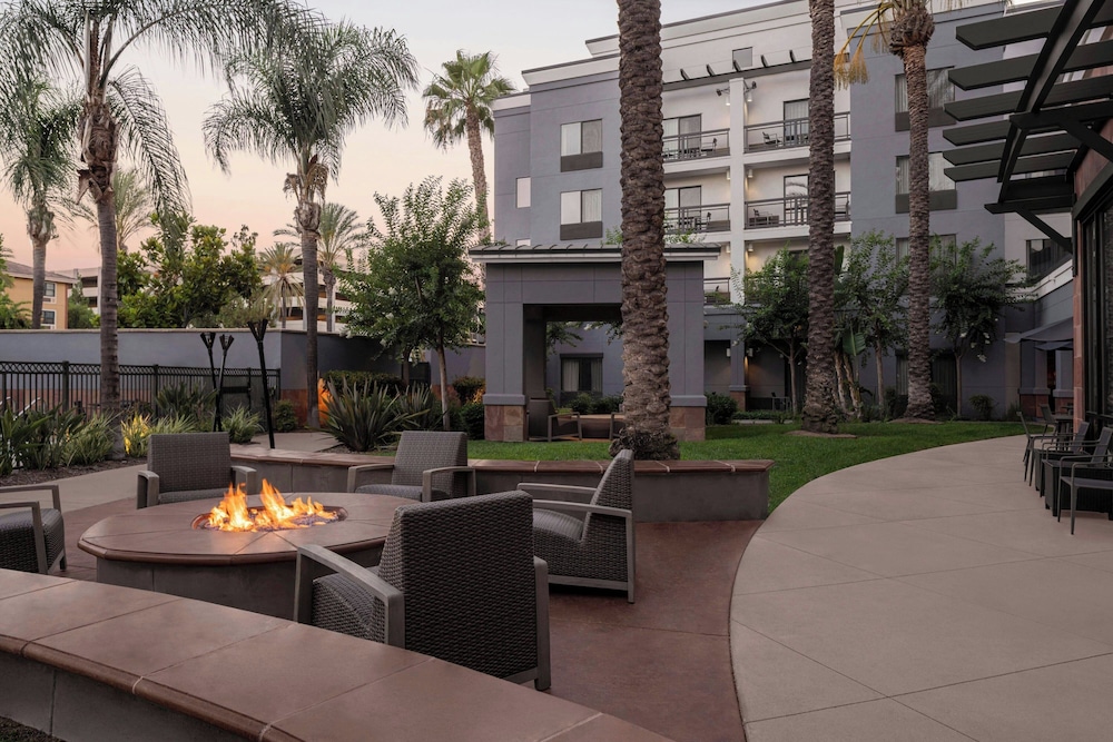 Courtyard by Marriott Los Angeles Burbank Airport - photo 34