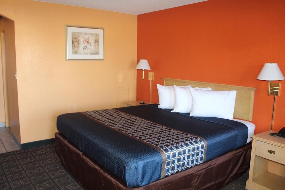Hutchinson Inn - photo 13