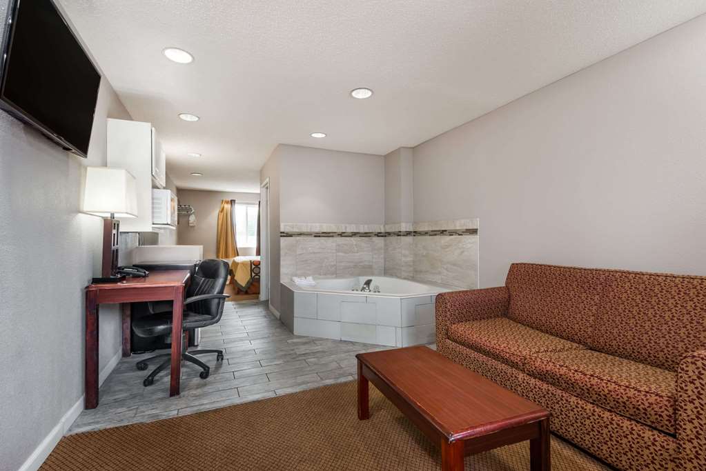 Super 8 by Wyndham Indianapolis NE Castleton Area - photo 15