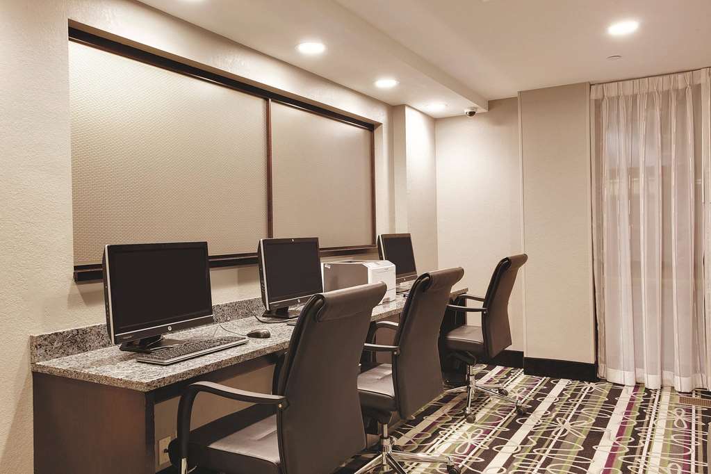 La Quinta Inn & Suites by Wyndham Detroit Metro Airport - photo 39