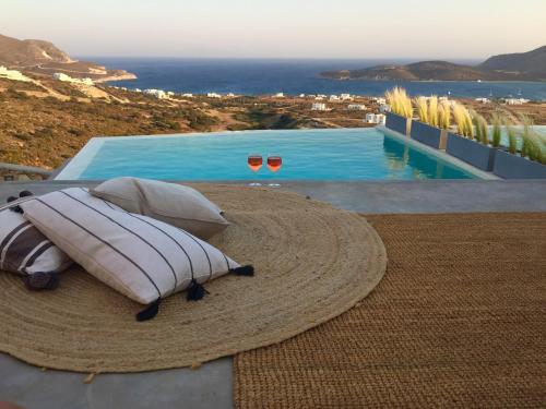 Horizon House with private pool and breathtaking views — 4-Star Luxury Hotel in Antiparos, Greece
