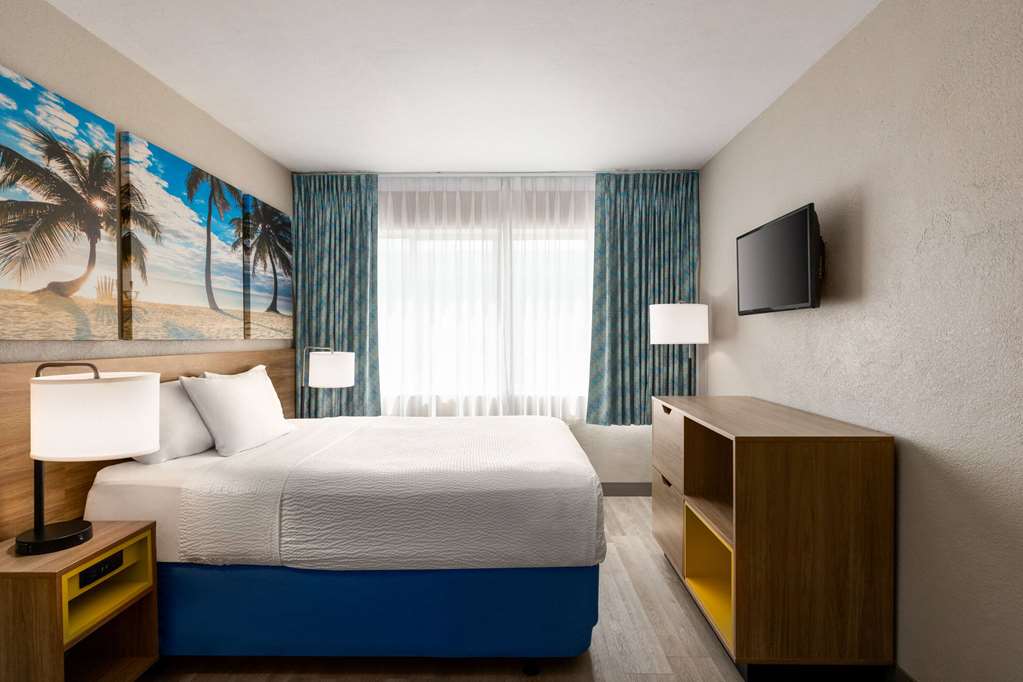Days Inn by Wyndham Miami Airport North - photo 21