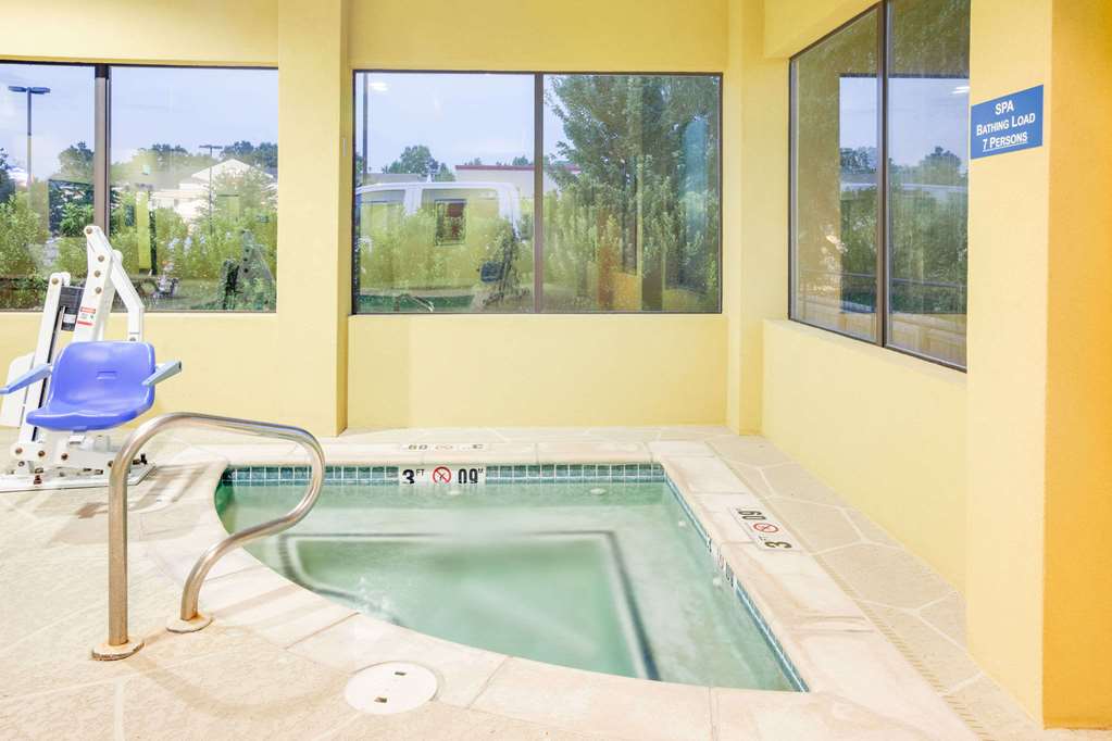 Days Inn & Suites by Wyndham Russellville - photo 4